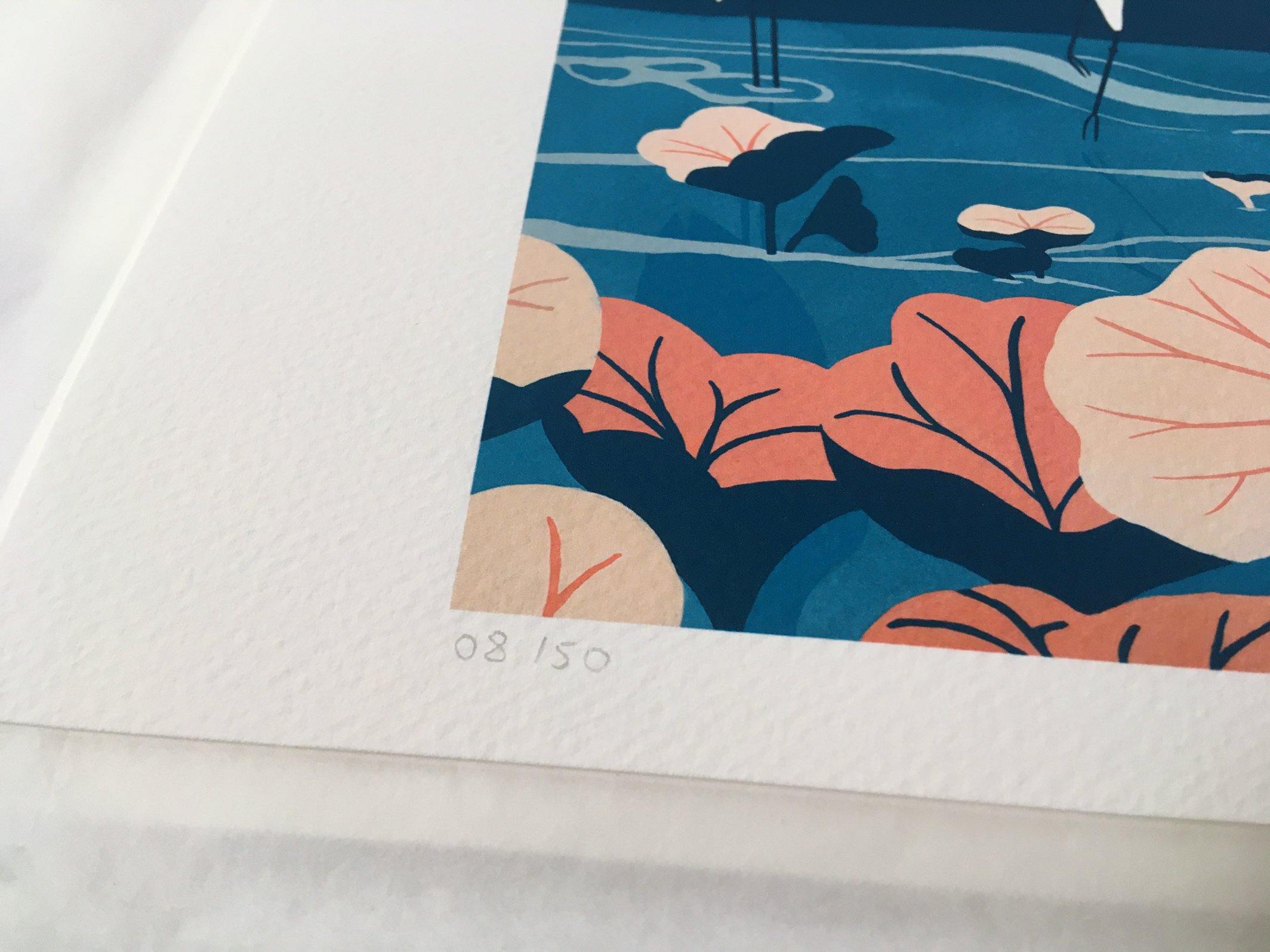 Photographie zoom sur la numérotation du tirage d'art de l'affiche colorée bleu et corail, dessinée par Roxane Campoy illustrant des grues japonaises.